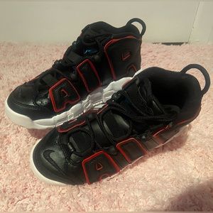 💘🦋NIKE UPTEMPO SIZE 5.5 Y🦋💘